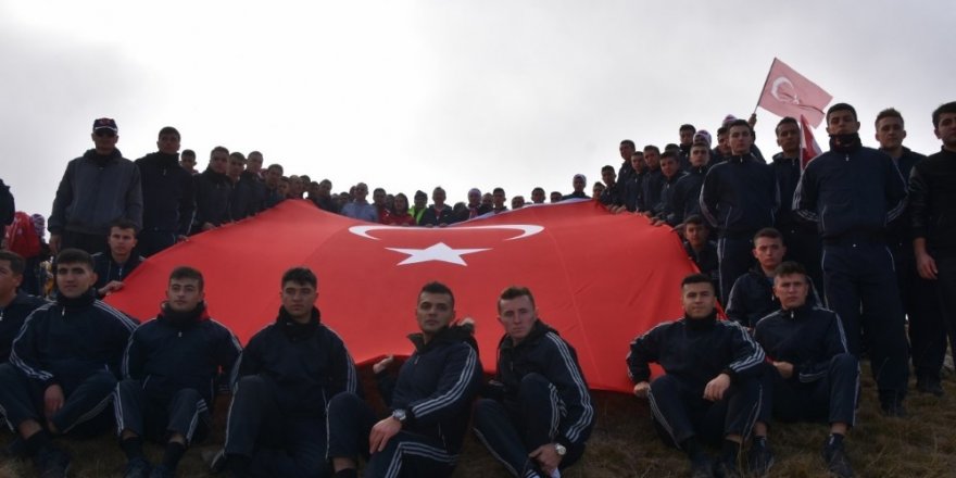 1744 rakımlı dağda Türk bayrağı açtılar