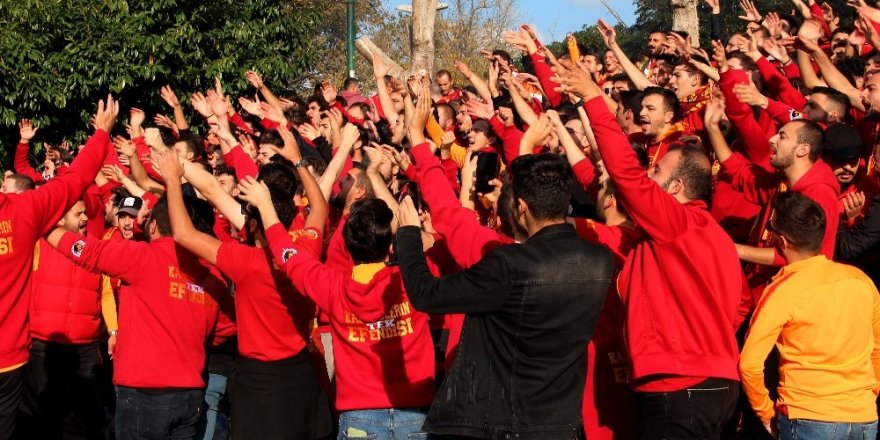 Galatasaray taraftarı Taksim’de toplandı