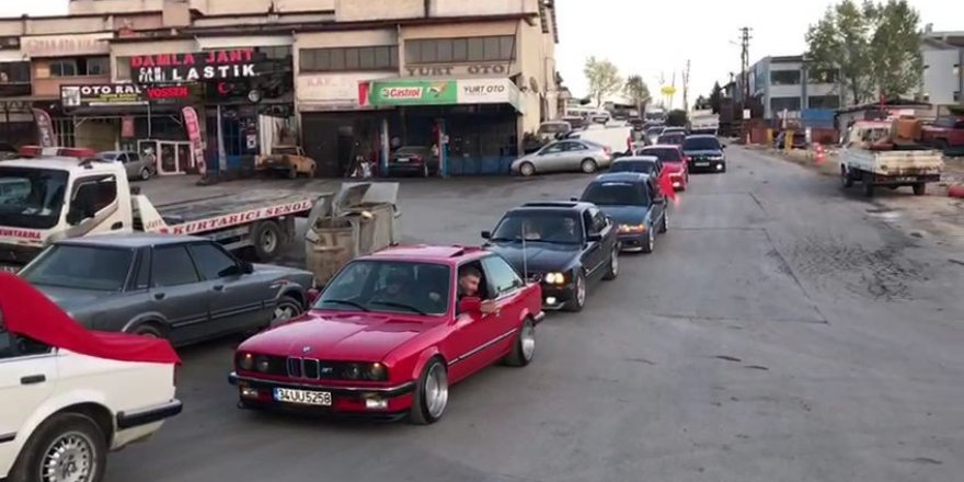 Otomobil tutkunlarından ‘Cumhuriyet’ konvoyu