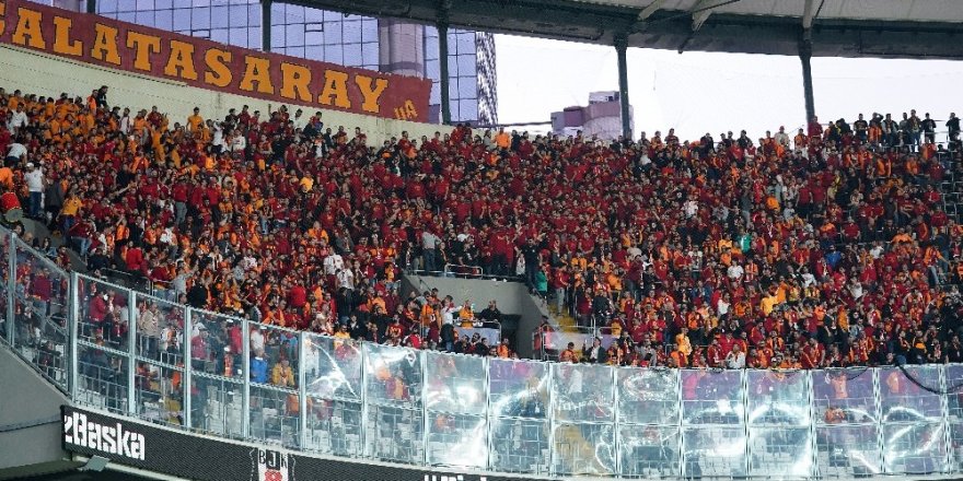 Galatasaray taraftarları, takımını deplasmanda yalnız bırakmadı
