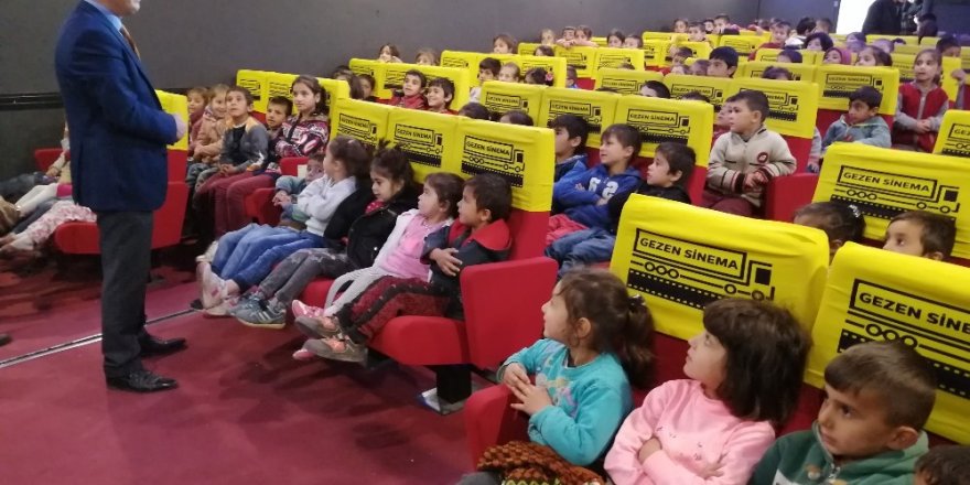 Köy okulu öğrencileri ilk kez sinemayla buluştu