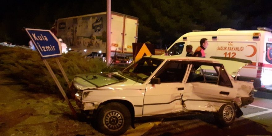 Uşak’ta tır ile otomobilin çarpıştığı kazada 2 kişi yaralandı