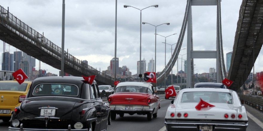 Köprüde klasik araçlarla “Çok Yaşa Cumhuriyet ” konvoyu