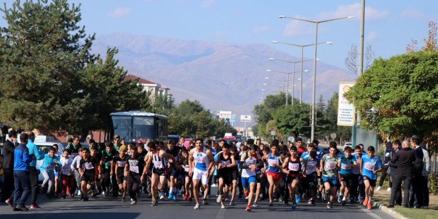 Erzincanlı öğrenciler Cumhuriyet koşusunda ter döktü