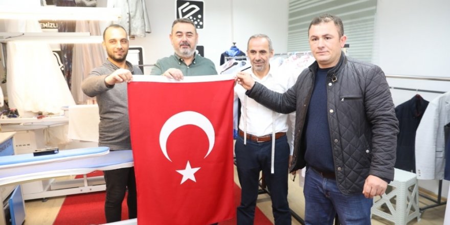 Körfez esnafına 2 bin Türk bayrağı dağıtıldı
