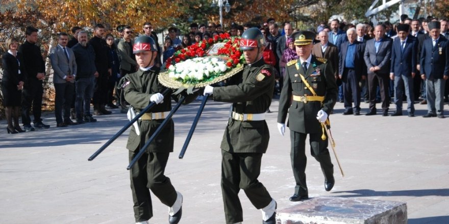 Ardahan’da 29 Ekim kutlamaları çelenk sunma töreni ile başladı