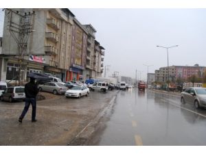 Yüksekova'da Gece Başlayan Yağış Taşkınlara Sebep Oldu