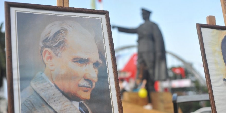 Biriktirdiği Atatürk fotoğrafları ile sergi açtı