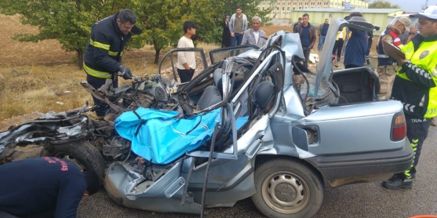 Kahramanmaraş’ta kamyon ile çarpışan otomobil hurdaya döndü: 1 ölü