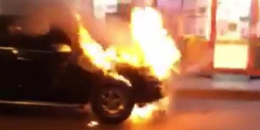 Sakarya’da park halindeki araç alev alev yandı
