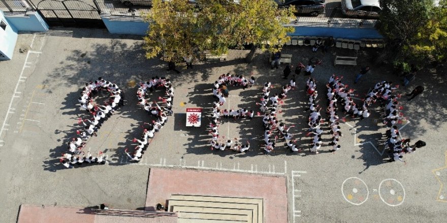 Elazığ’da 200 öğrenciden ’29 Ekim’ koreografisi