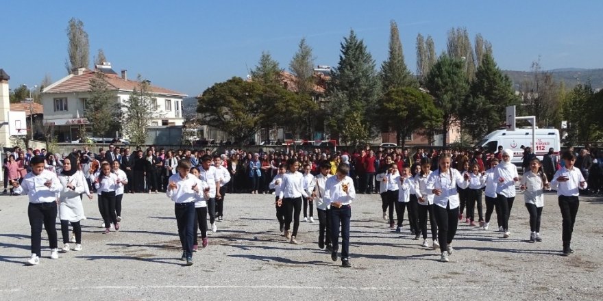 32 öğrenciden ‘Genç Osman’ türküsü eşliğinde gösteri