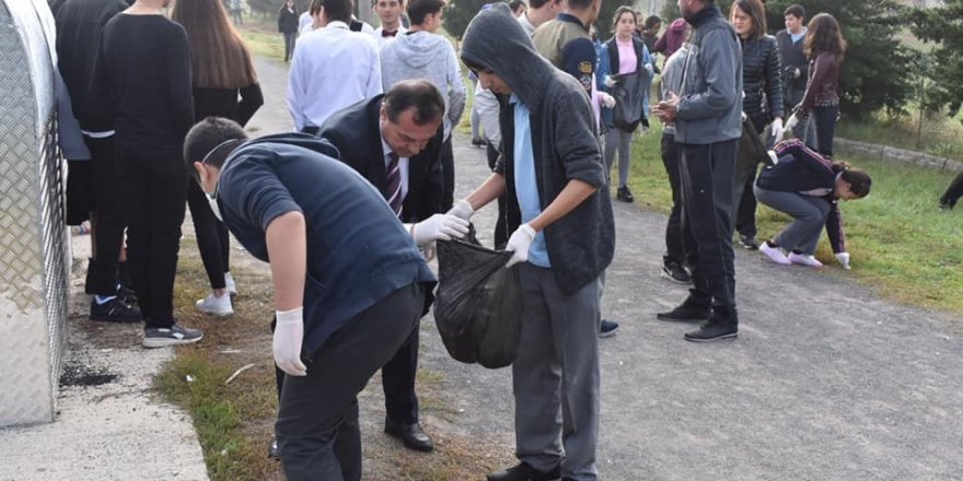 Belediye başkanı öğrencilerle beraber çöp topladı