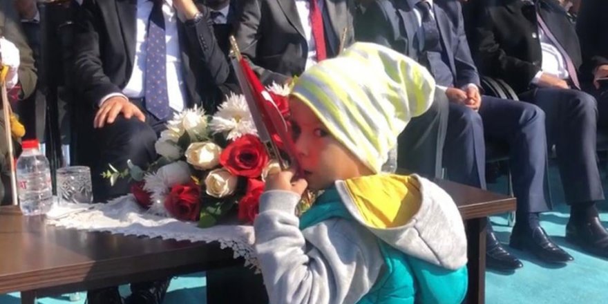 2 yaşındaki çocuğun bayrağı öpmesi kutlamalara damga vurdu