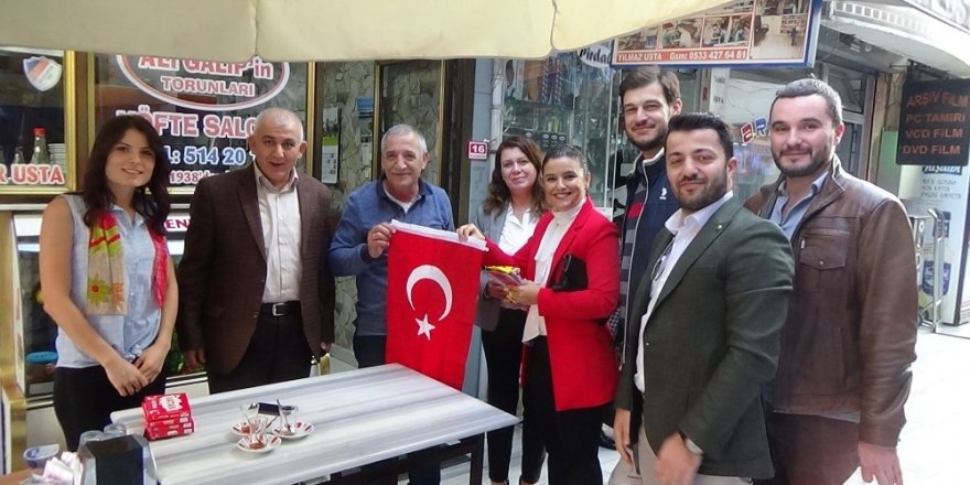 29 Ekim Cumhuriyet Bayramında esnafa Türk Bayrağı hediye ettiler