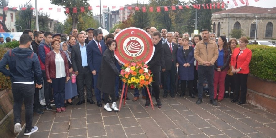 CHP, 29 Ekim Cumhuriyet Bayramı nedeniyle Atatürk Anıtı’na çelenk sundu