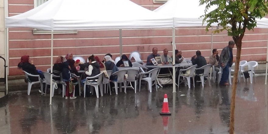 HDP önünde evlat nöbeti tutan aileler için kışlık çadır kuruldu