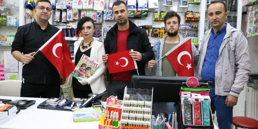 Türk bayrağı hediye edip kan şekerlerini ölçtüler