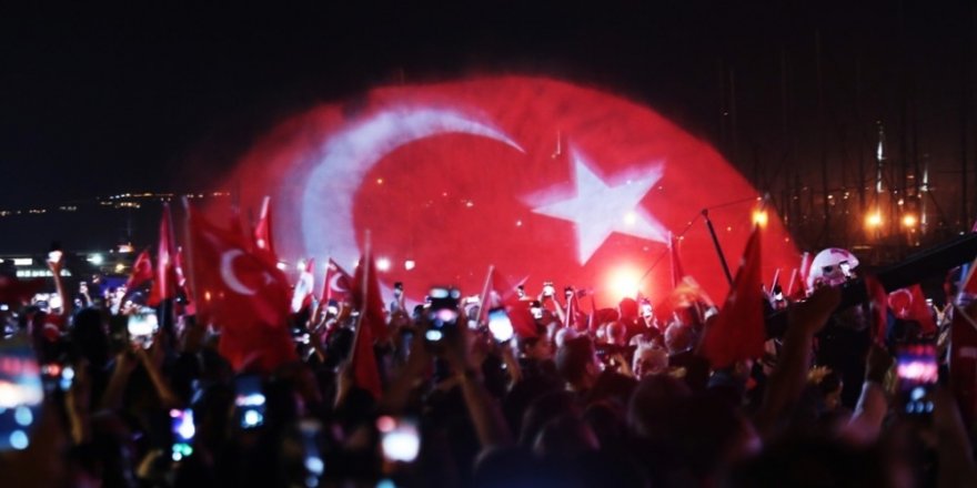 Bodrum’da binler sokağa döküldü, dev Türk bayrağı denizde dalgalandı