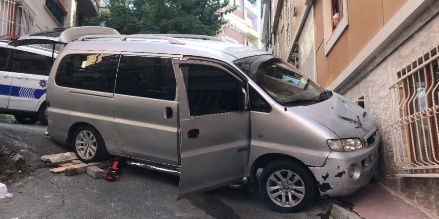 Beyoğlu’nda binaya çarpan minibüs vatandaşları korkuttu