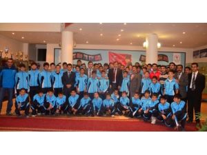 Çintimar, Sporculara Eşofman Dağıttı