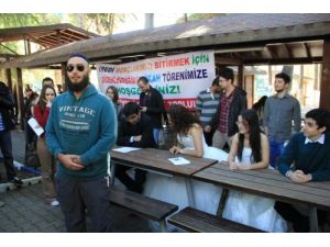 Üniversitede Toplu Nikah Protestosu