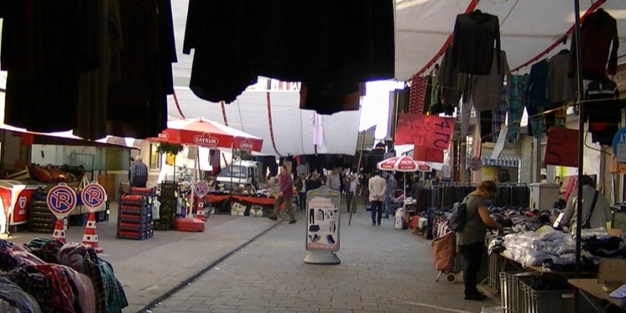 Pazarcılar 50 yıldır pazarın kurulduğu caddede kalmak için direniyor