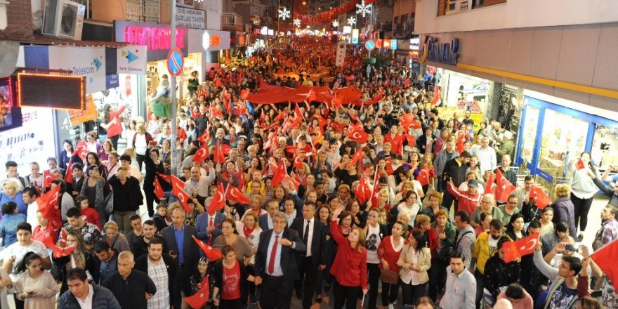 29 Ekim kutlamaları İzmir’de geç saatlere kadar sürdü