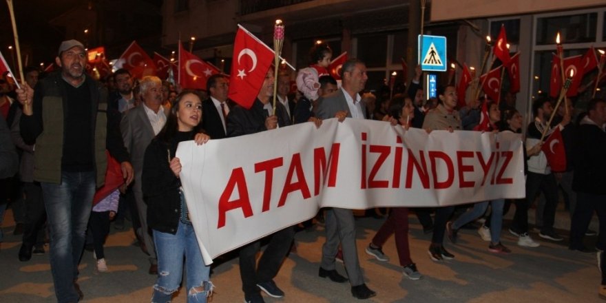 CHP ve AK Partililer fener alayında kol kola yürüdü