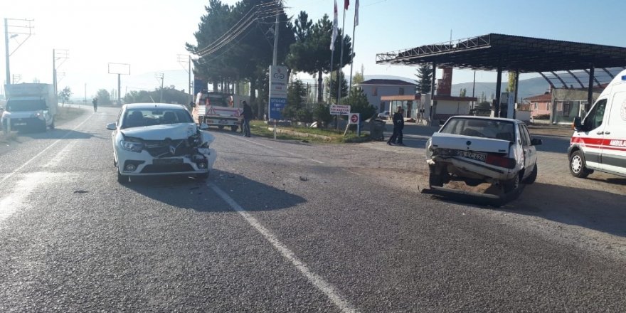 Şuhut’ta trafik kazası: 6 yaralı
