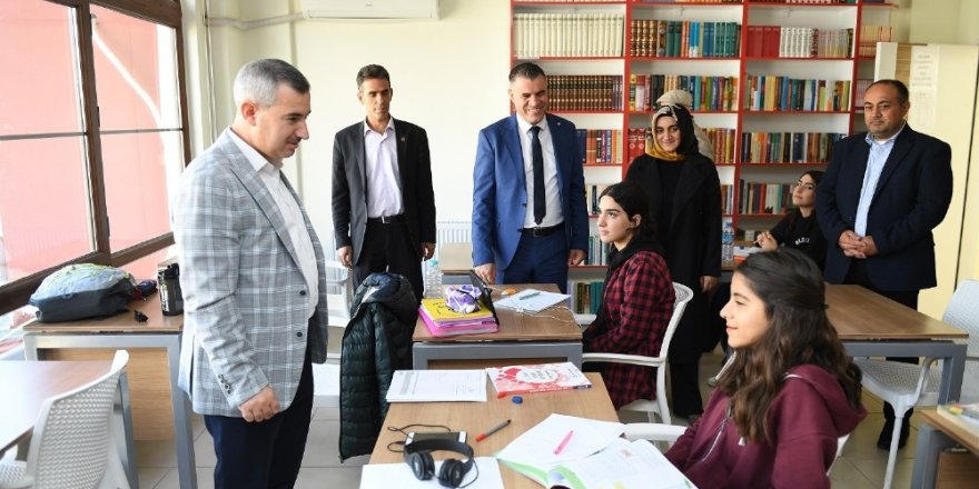Başkan Çınar, sınava hazırlanan gençleri ziyaret etti
