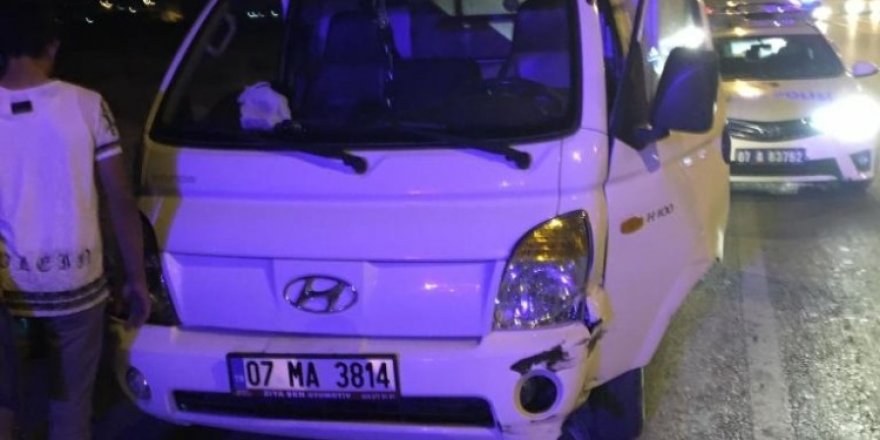 Antalya’da kamyonet bariyerlere çarptı: 3 yaralı