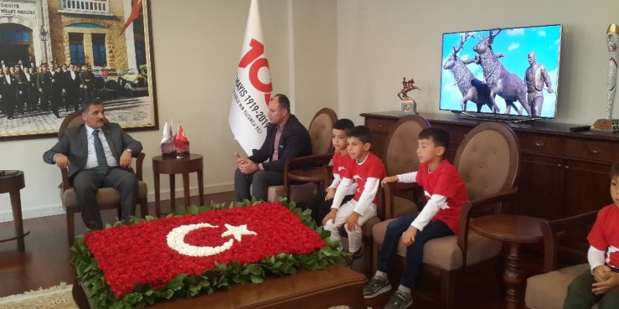 Cumhurbaşkanı Erdoğan’ı ziyaret eden öğrenciler Vali Kaymak’ın makamında