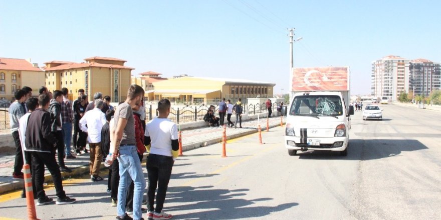 Karaman’da kamyonetin çarptığı lise öğrencisi ağır yaralandı