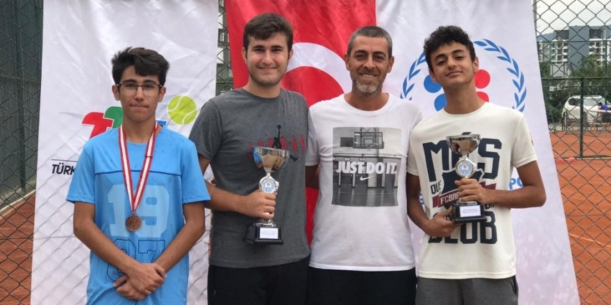 Akdeniz’in genç tenisçilerinden 2 kupa, bir madalya