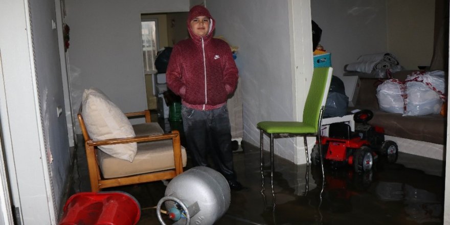 Samsun’da sağanak yağış 5 evi kullanılamaz hale getirdi