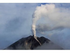Endonezya'da Yanardağ Tehlikesi Devam Ediyor