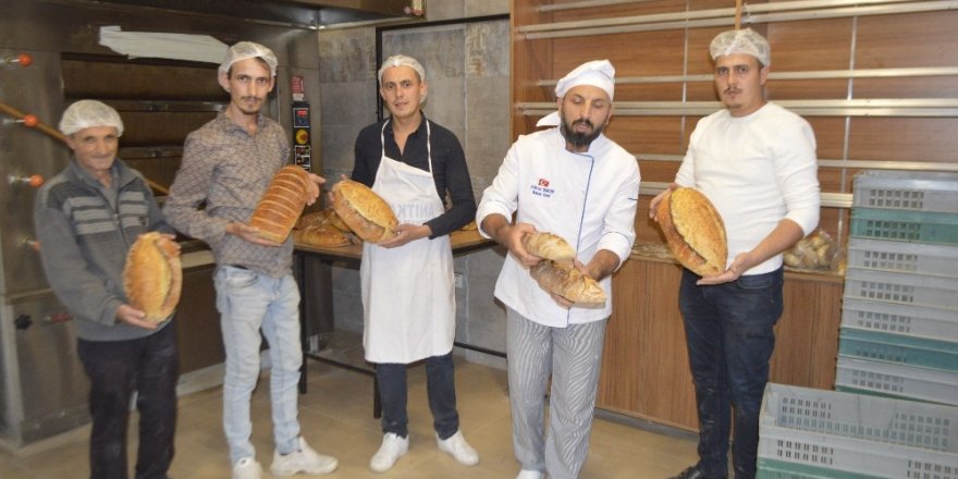 Nohut mayalı ekmeği tanıtmak için şehir şehir dolaşıyor