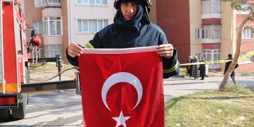 Yangında aklına ilk gelen Türk bayrağı oldu