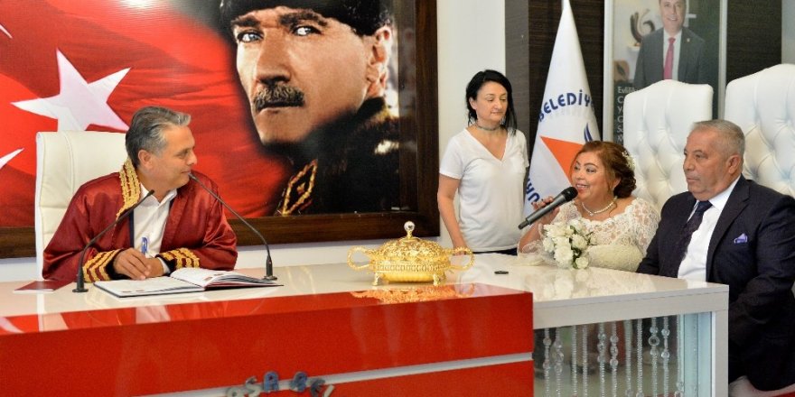Başkan Uysal Muratpaşa’nın kadın muhtarı Ayşe Peçen’in nikahını kıydı