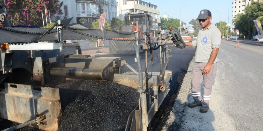 Konyaaltı Belediye Caddesi’ne Büyükşehir’den sıcak asfalt