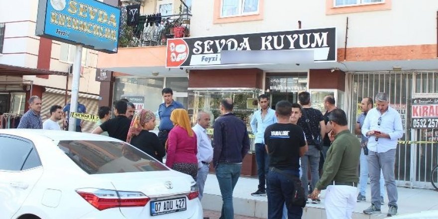 Antalya’da çorapla kuyumcu soyan hırsız 3 kilo altınla yakalandı