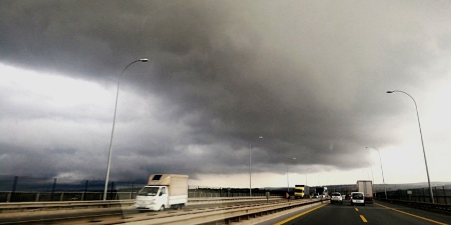 İstanbul’da bulutlar gündüzü geceye çevirdi