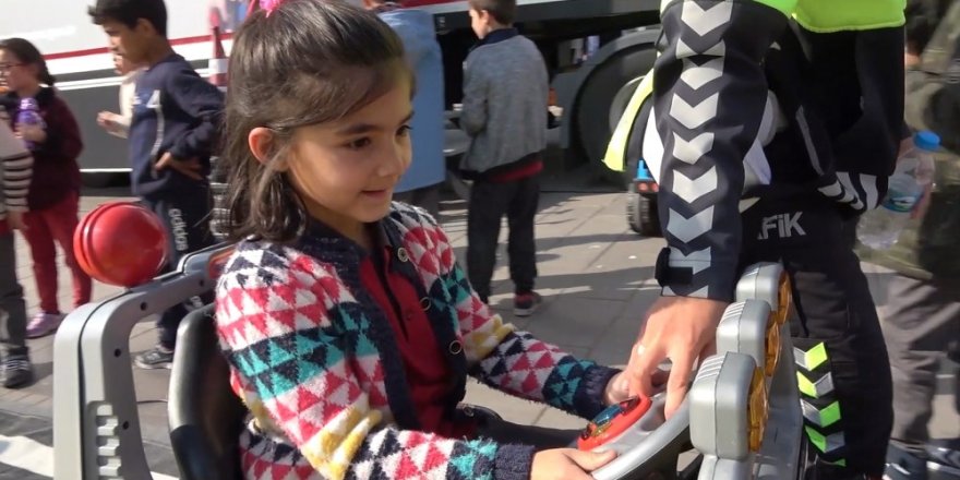 ’Mobil Trafik Eğitim Tırı’nda çocuklar, eğlenerek öğreniyor