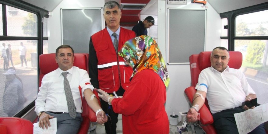 AK Partililer ’Kan ver Hayat Kurtar’ kampanyasına katıldılar