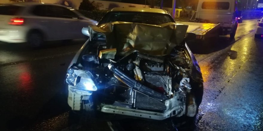 İzmir’de zincirleme trafik kazası... 6 aracın karıştığı kazada 9 kişi yaralandı
