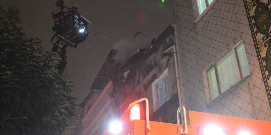 Bayrampaşa’da çatıda çıkan yangın vatandaşları korkuttu