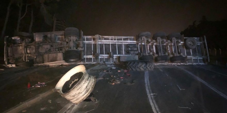 Bursa’da feci kaza...Devrilen çekici İzmir yolunu kapattı