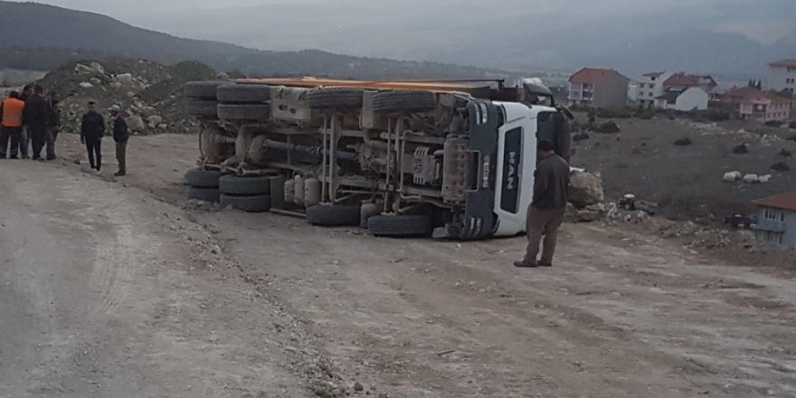 Emet’te harfiyat kamyonu devrildi: 1 yaralı