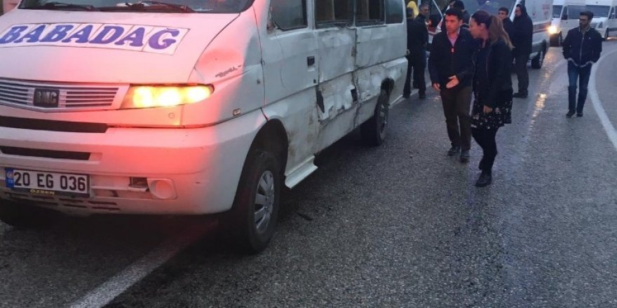 Denizli’de öğrenci servisi ile minibüs çarpıştı 3 kişi yaralındı